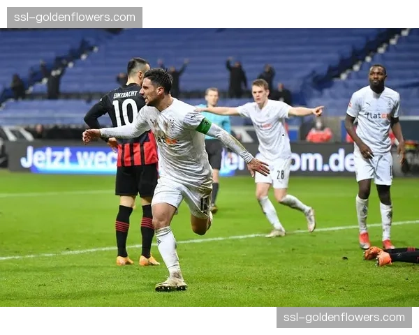 场上趣事:为干扰对方任意球手,门兴球迷看台集体挥舞巨大充气香蕉