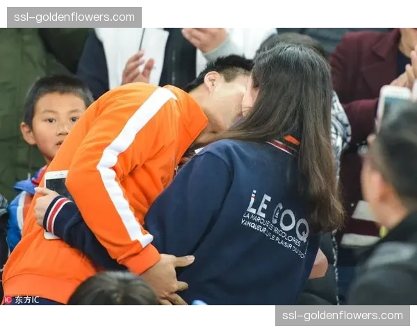 花絮：看台球迷浪漫求婚，现场广播送上祝福